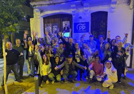 El alcalde Paco Comes y el PP de Massanassa celebrado la mayoría absoluta.