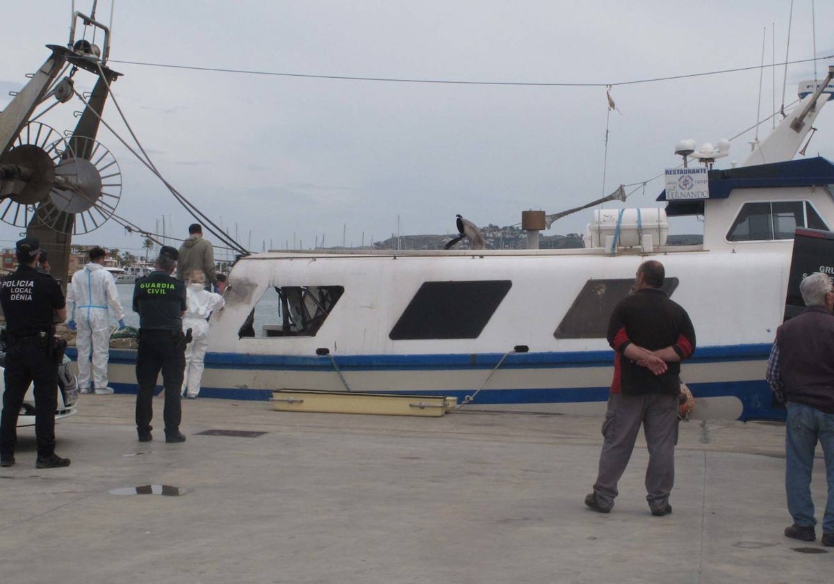 Efectivos de la Guardia Civil y de la Policía Local cerca de la embarcación.