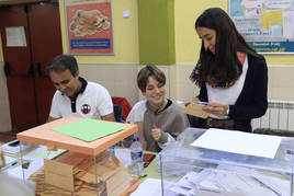 integrantes de una mesa electoral en una imagen de archivo.