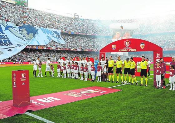 Los jugadores del Valencia posan en los instantes previos al comienzo de la final de la Copa del Rey de 2019, en el Benito Villamarín de Sevilla.