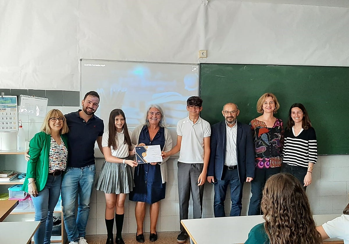 Momento de la entrega del diploma acreditativo del primer premio.
