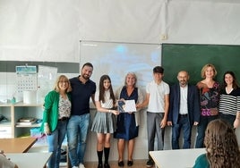 Momento de la entrega del diploma acreditativo del primer premio.