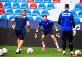 Dani Cárdenas durante la sesión de entrenamiento de ayer en el Ciutat de València.