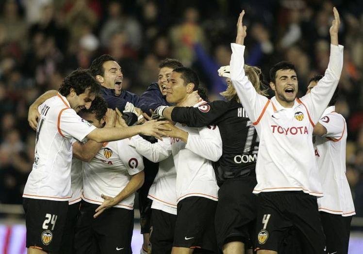 Los jugadores del Valencia celebran la victoria.