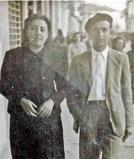 Imagen secundaria 2 - Arriba, los empleados en el bar en 1955. Abajo, a la derecha, los padres de Paco. Y a la izquierda, su madre en la barra.