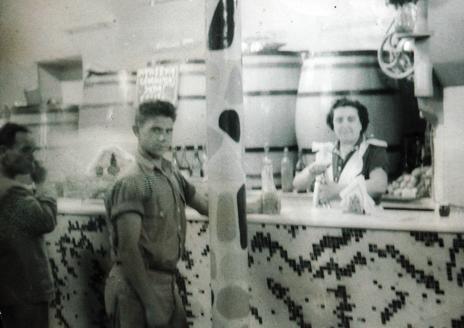 Imagen secundaria 1 - Arriba, los empleados en el bar en 1955. Abajo, a la derecha, los padres de Paco. Y a la izquierda, su madre en la barra.