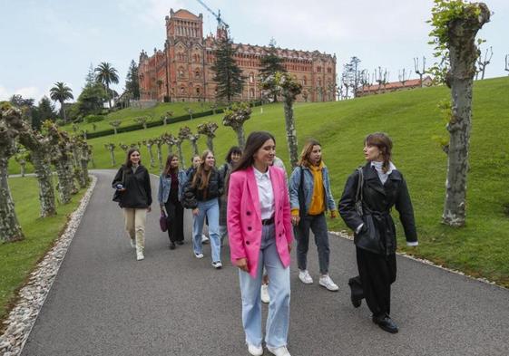 Estudiantes en la Universidad de Comillas.