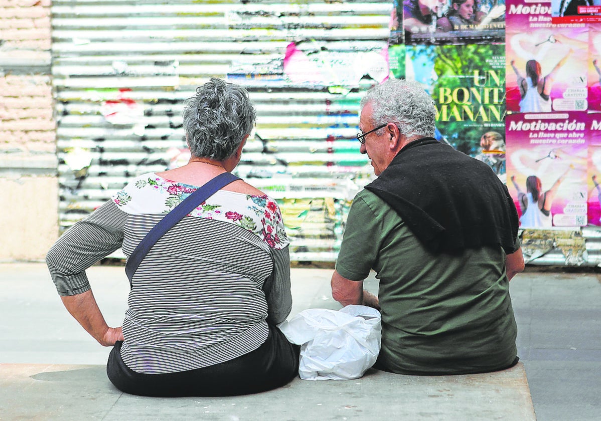 Una pareja de jubilados sentada en un banco de Valencia