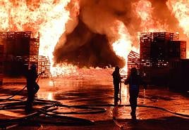 Los bomberos, durante las tareas de extinción del fuego.