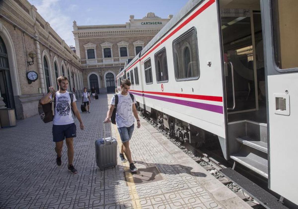 Jóvenes suben a un tren, en una imagen de archivo.