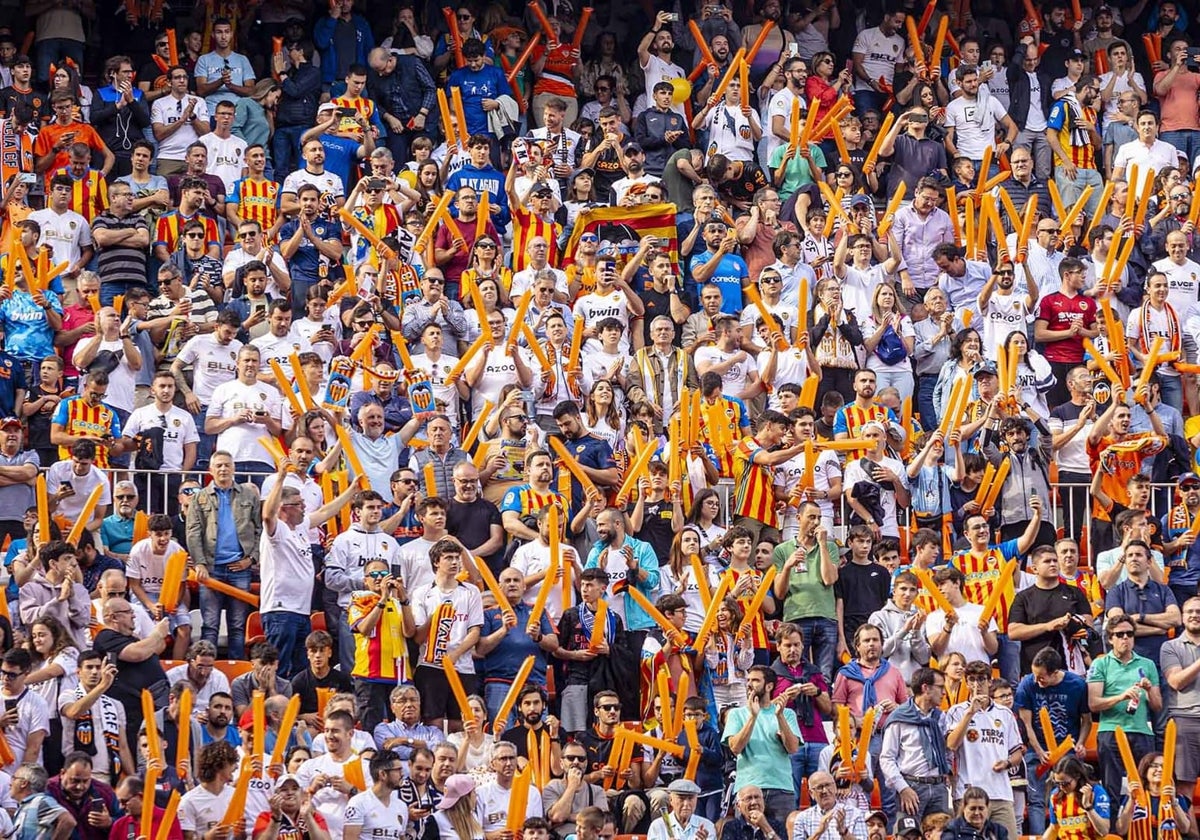 Aficionados blanquinegros durante un encuentro celebrado en Mestalla.