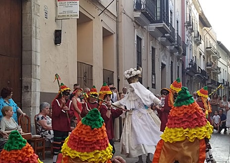 Imagen secundaria 1 - Arriba, los 24 cirialots; en el medio, la danza de la Moma y sobres estas líneas la danza de los Paloteig.