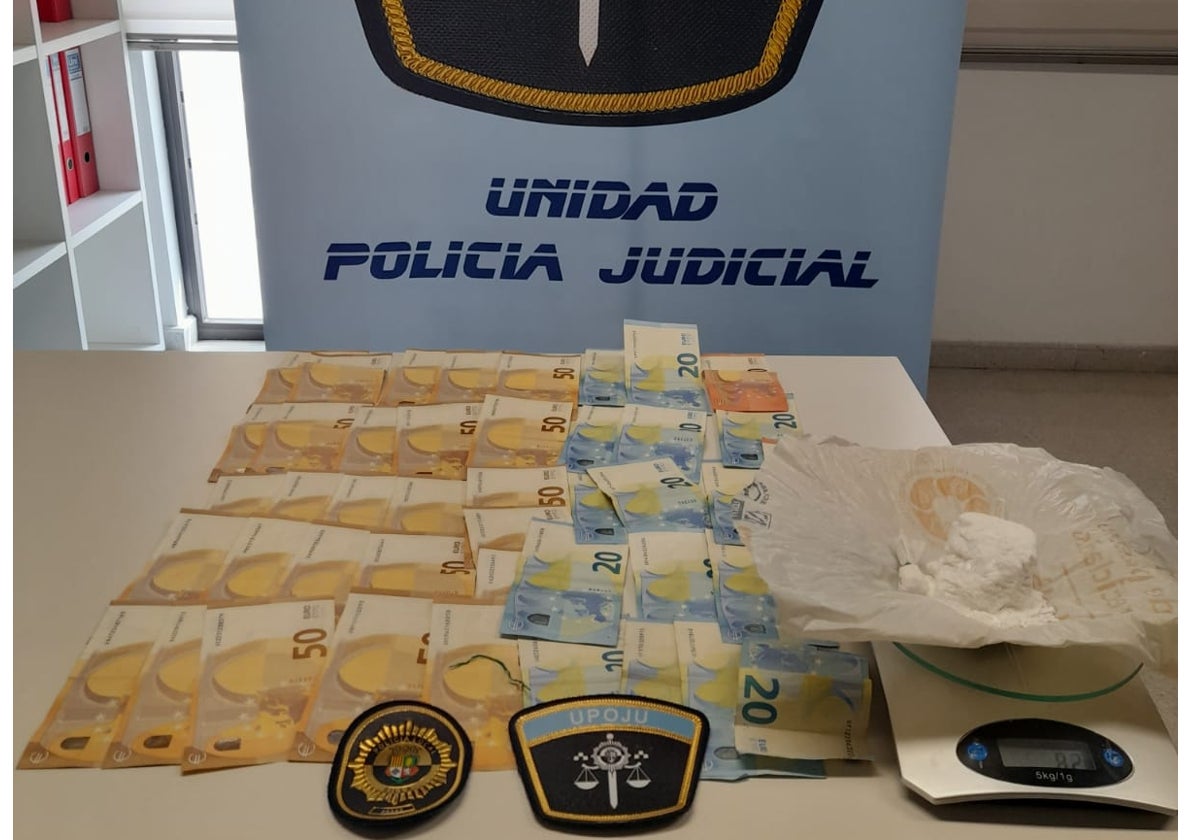 Los 1600€ y 80gr de cocaína interceptados.