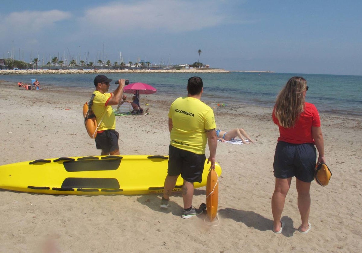 Socorristas en la playa de la Marineta Cassiana en el primer día de vigilancia.