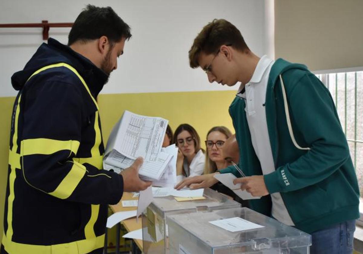 Un empleado de Correos lleva los votos por correo a un mesa electoral.