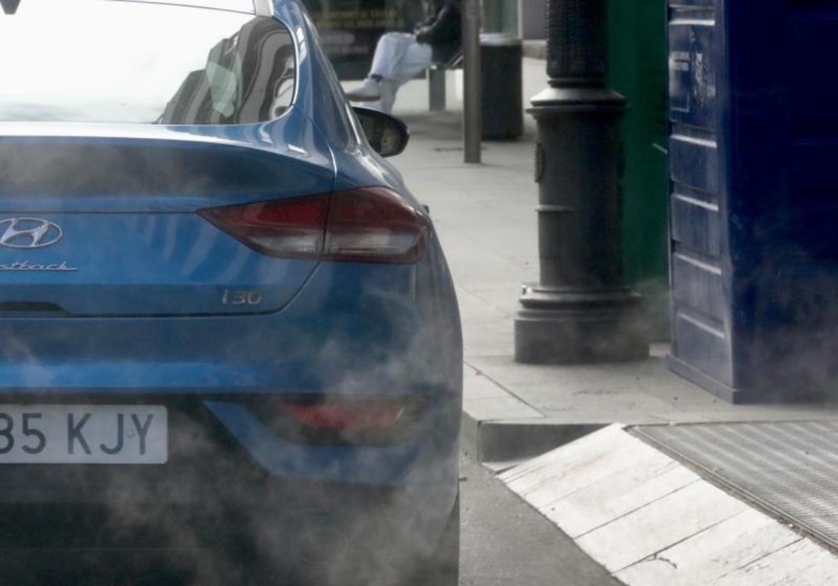 La etiqueta califica los coches según su nivel de contaminación.