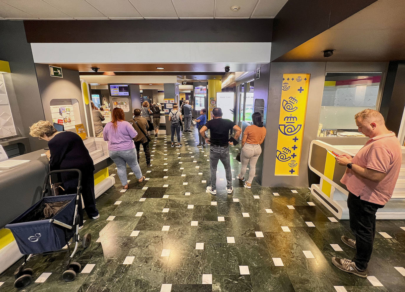 Colas para pedir el voto por correo en las distintas oficinas de Correos valencianas