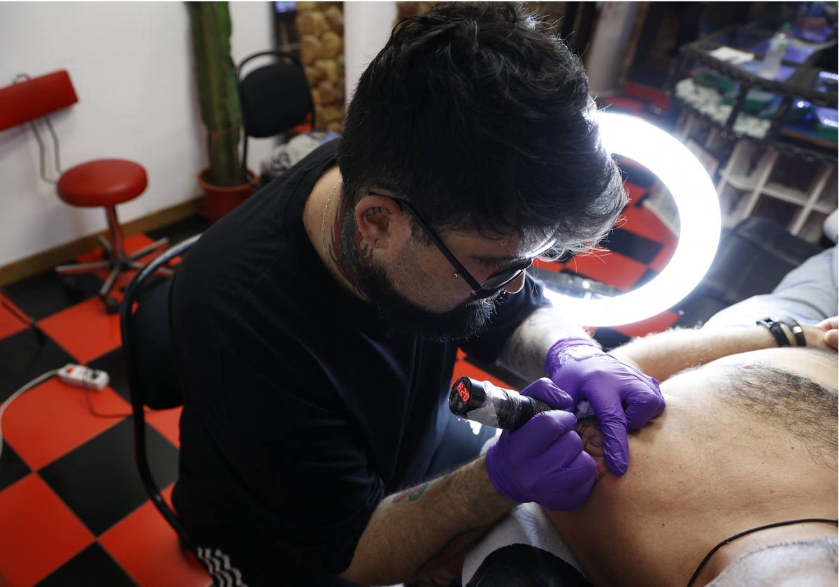 Un tatuador con un cliente en el centro Master Tattoo de Valencia.