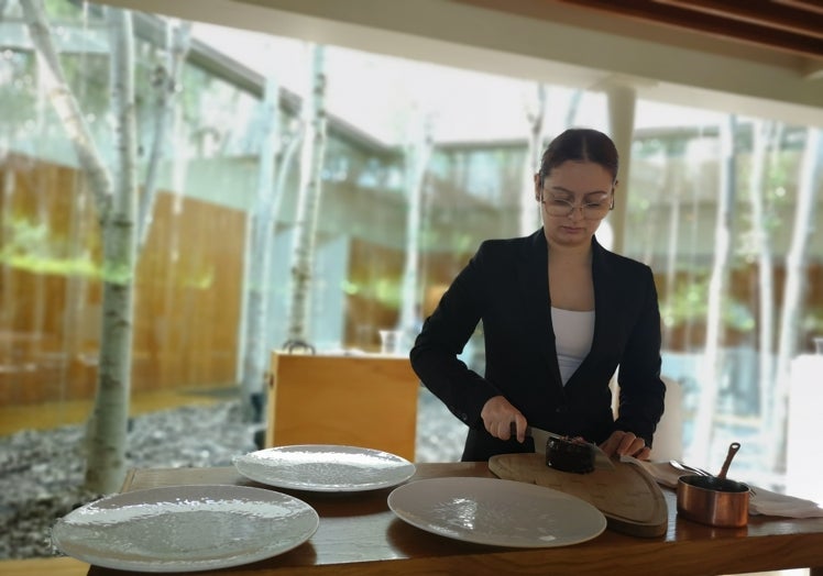 Imagen principal - La discreción de un equipo único. En cocina, tras las ventanas. En la sala, con discreción. Entre botellas, con pasión.