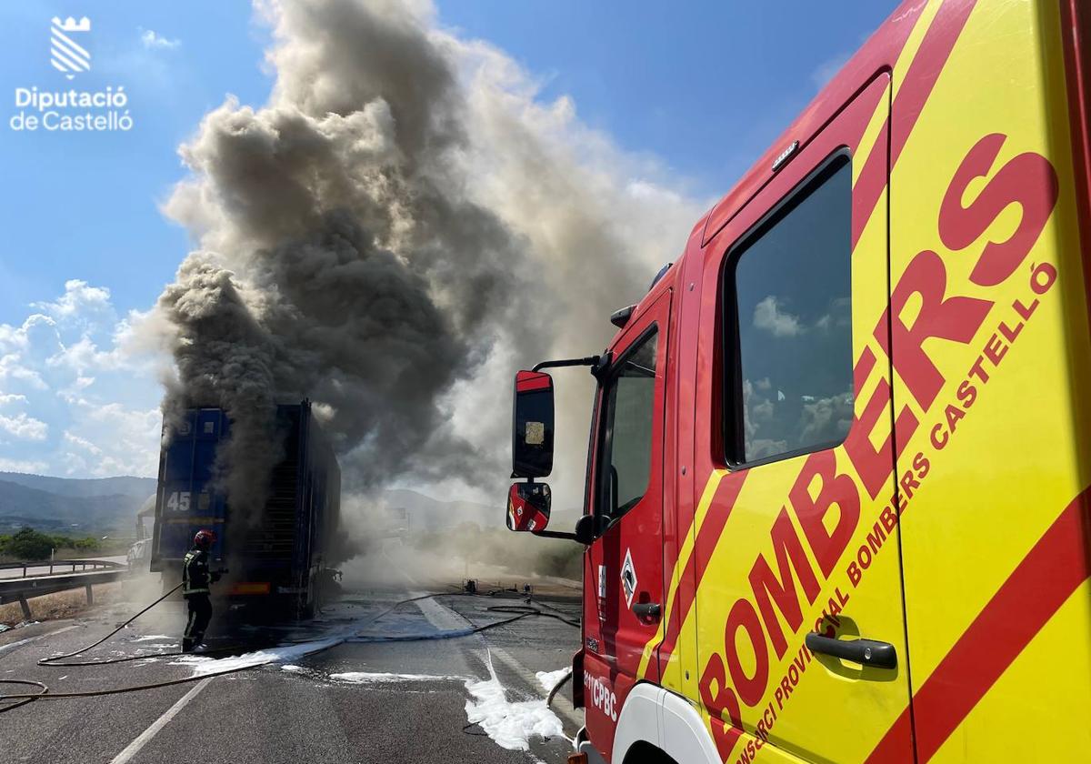 Accidente entre dos camiones en la A-7