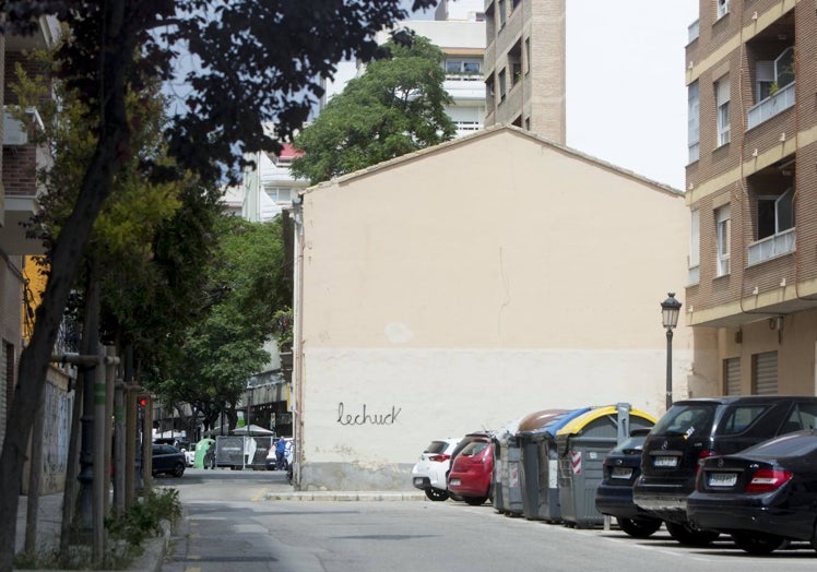 Imagen principal - Casas fuera de ordenación en la calle Pintor Vilar; almacén con techo de uralita en la plaza de Ávila y antiguo transformador ocupado, en la calle Flora.