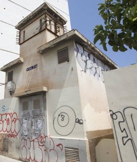 Imagen secundaria 2 - Casas fuera de ordenación en la calle Pintor Vilar; almacén con techo de uralita en la plaza de Ávila y antiguo transformador ocupado, en la calle Flora.