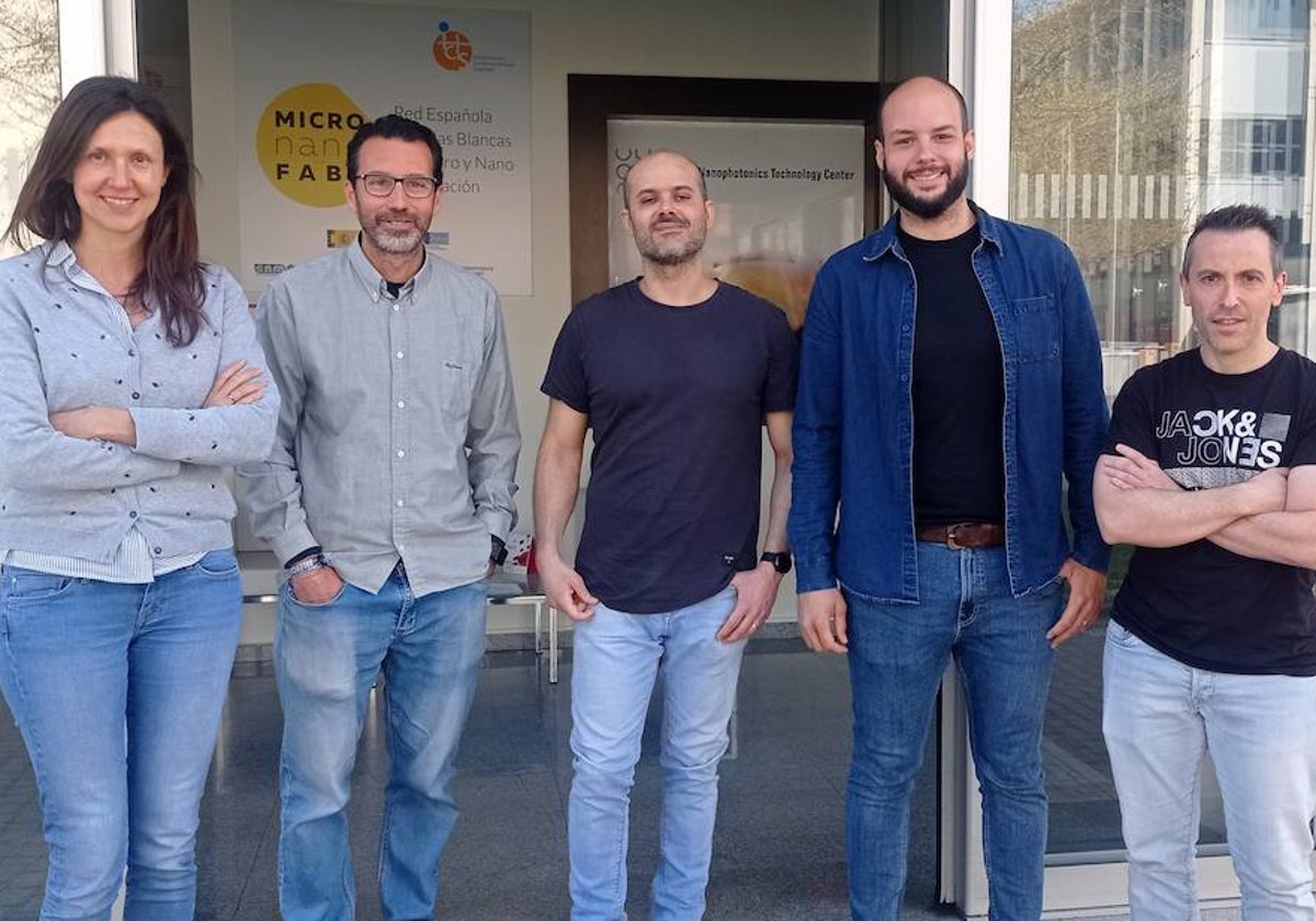 Equipo que trabaja en el desarrollo del chip, en las instalaciones de la UPV.