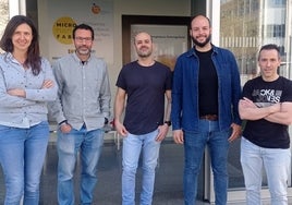 Equipo que trabaja en el desarrollo del chip, en las instalaciones de la UPV.