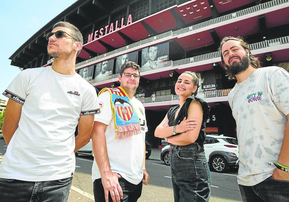 Navarrete, Jorge, Elena y Cristian, cuatro de los aficionados que irán al Villamarín, posan esta semana frente a Mestalla.