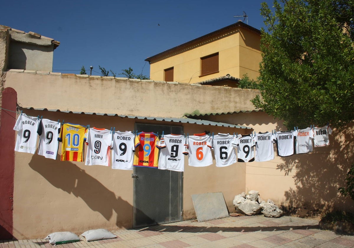 Foto que José Carlos consiguió que se hiciera viral en la que se ven las camisetas de su hijo Rober.