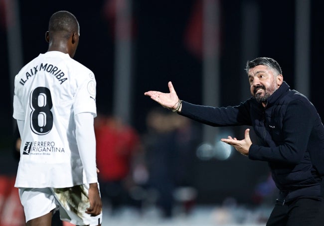 Gattuso dando ordenes a Ilaix Moriba.