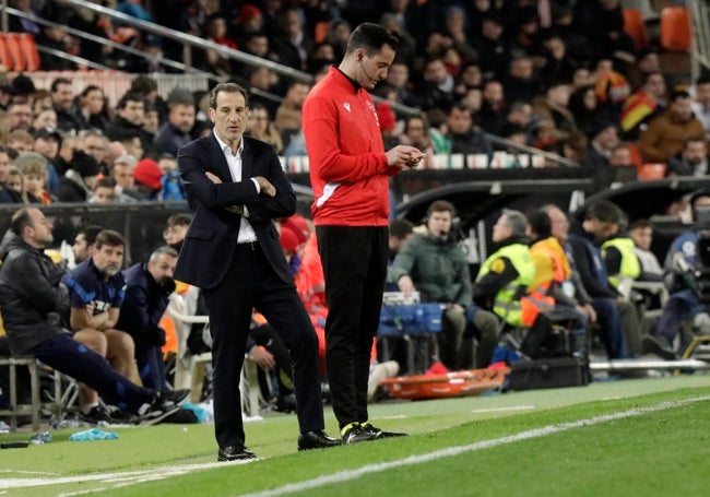 Voro en la banda de Mestalla dirigiendo al Valencia