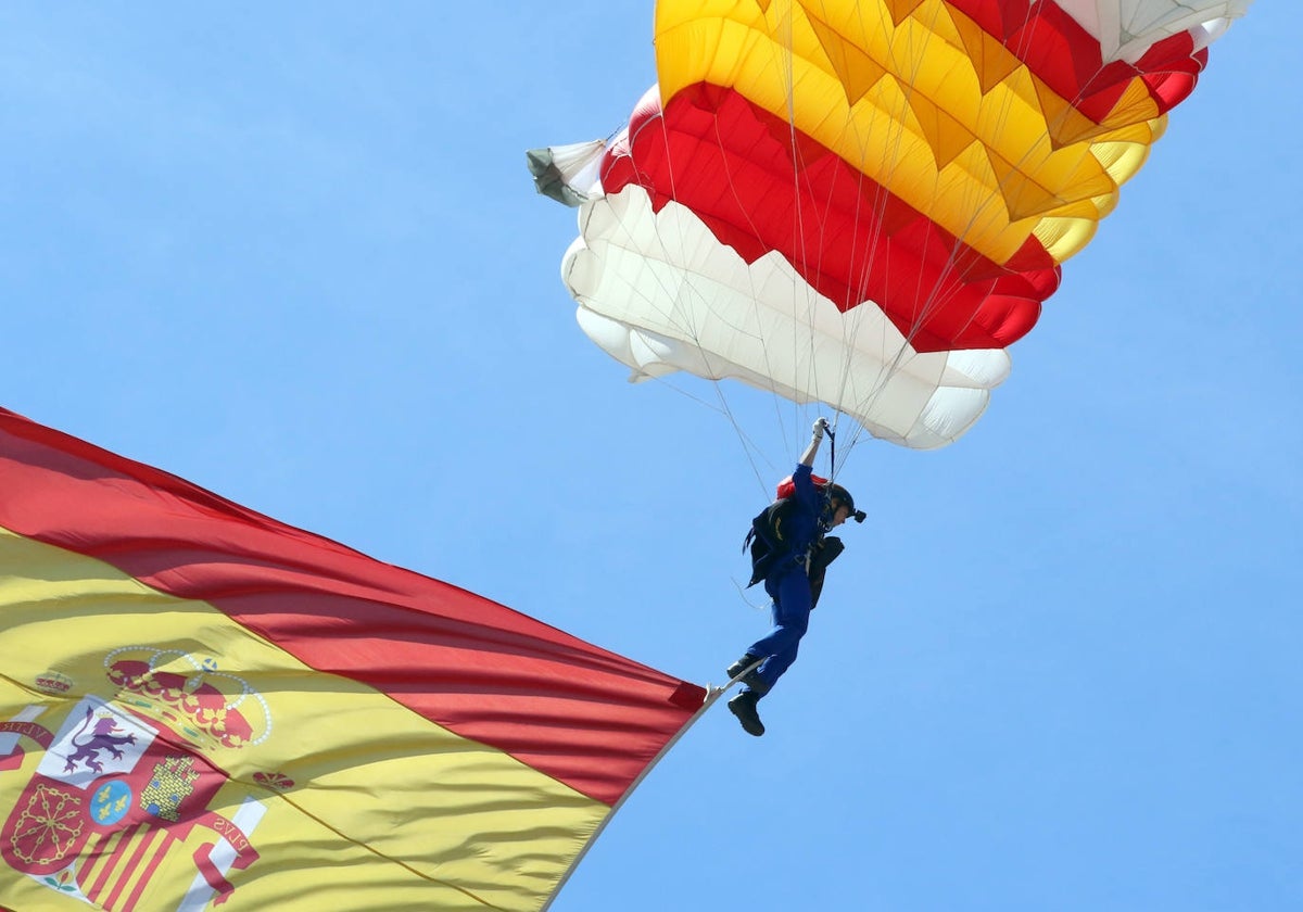 Un salto valenciano en el desfile de las Fuerzas Armadas