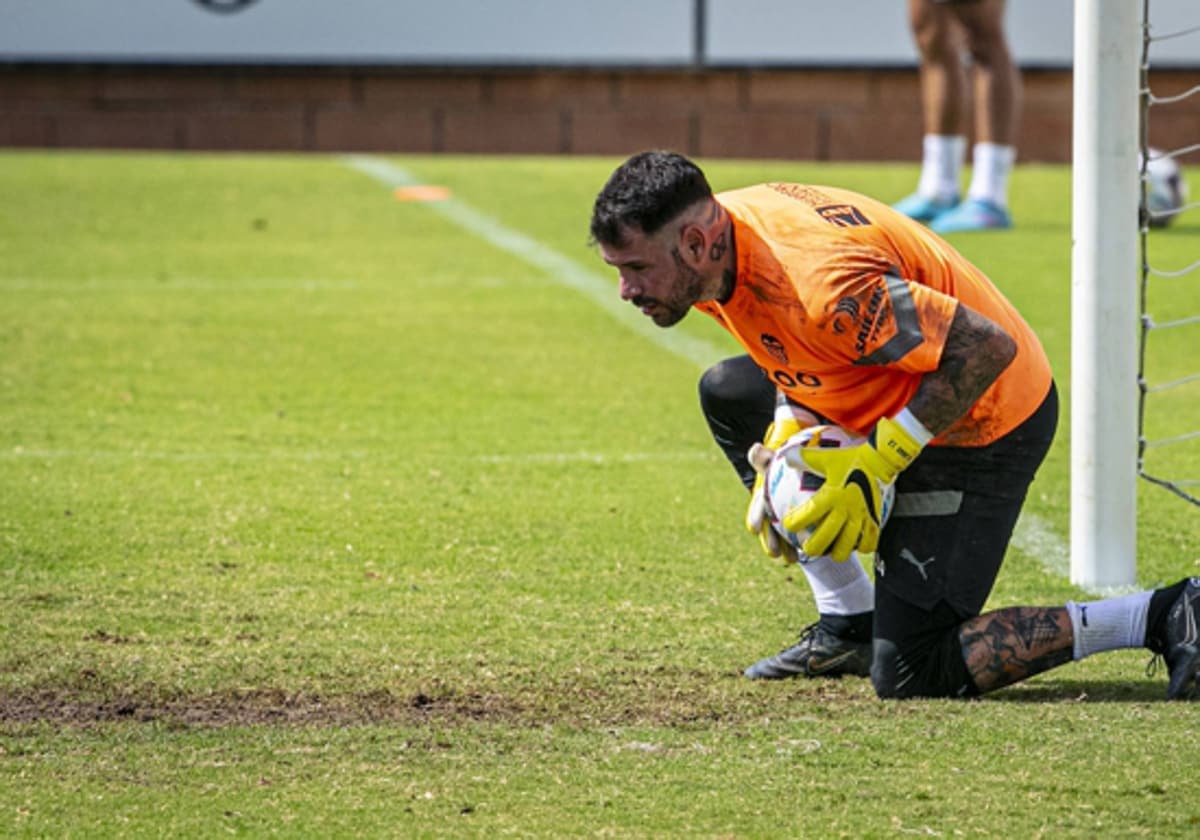 Herrerín atrapa el balón en un entrenamiento.