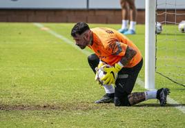 Herrerín atrapa el balón en un entrenamiento.