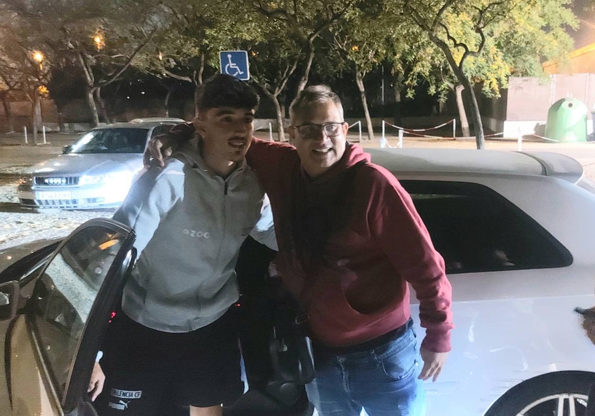 Diego López se hace una foto con un aficionado antes de abandonar la Ciudad Deportiva.