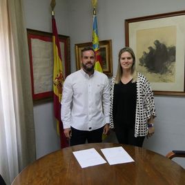 Andrés Añón y Elia Ferrer firman el pacto.