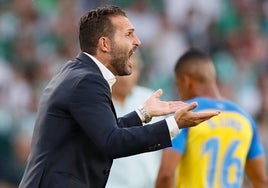 Rubén Baraja dando instrucciones al equipo durante el partido ante el Betis.