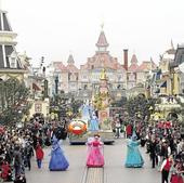 La huelga en Disneyland París deja en vilo a miles de españoles por el cierre de atracciones y la suspensión de espectáculos