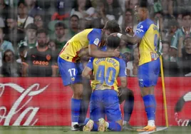 Los jugadores del Valencia celebran el gol de Diego López que certficó la salvación.