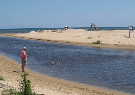 Imagen secundaria 1 - La actuación para regenerar la playa de Les Deveses.