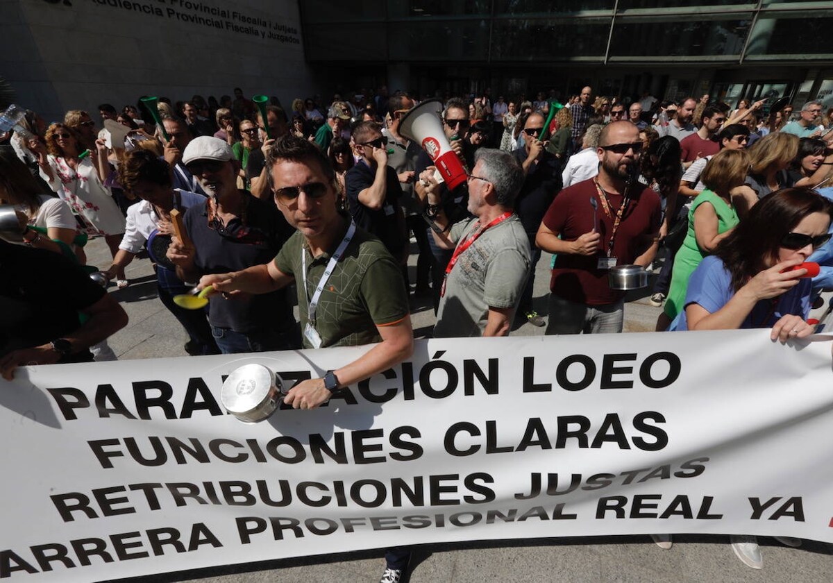 Un momento de la concentración ante la Ciudad de la Justicia.