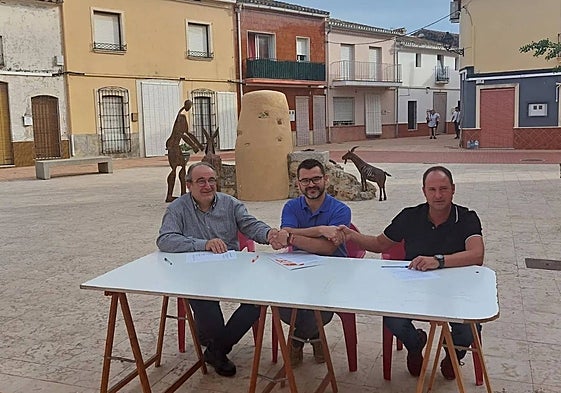 José Luis Mas con los representantes de Vivim y PRE.