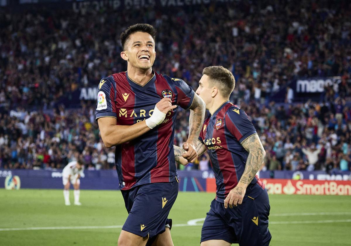 Roger Brugué, celebrando su primer gol ante el Albacete.