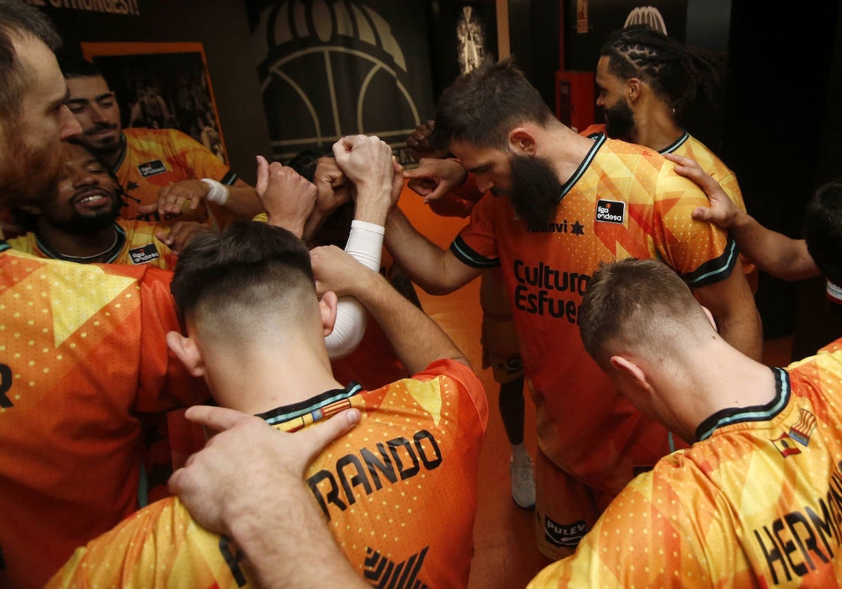 Los jugadores del Valencia Basket se conjuran antes del último partido contra el Barcelona.