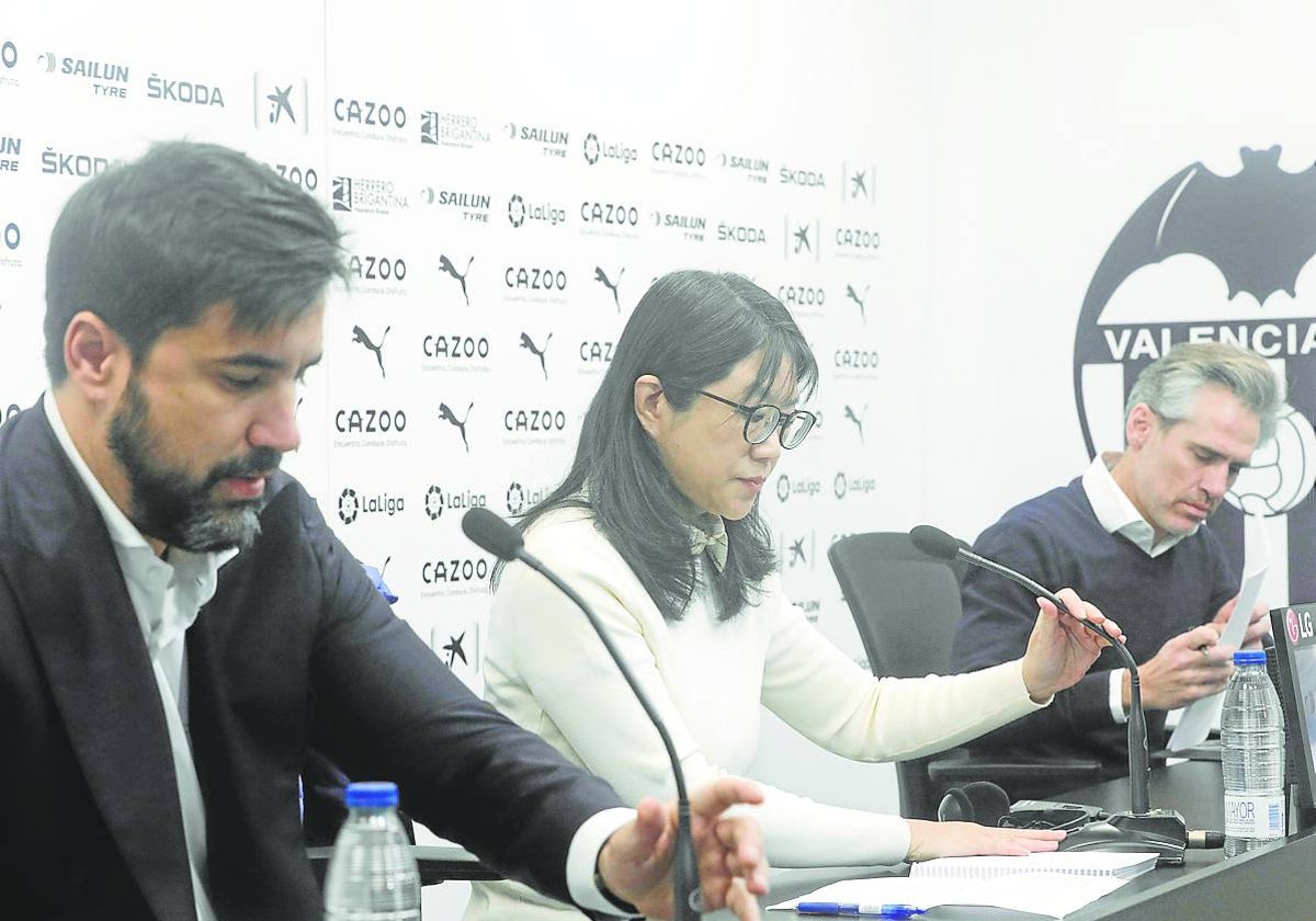 Javier Solís (izquierda), Layhoon Chan y Miguel Ángel Corona, en la sala de prensa.