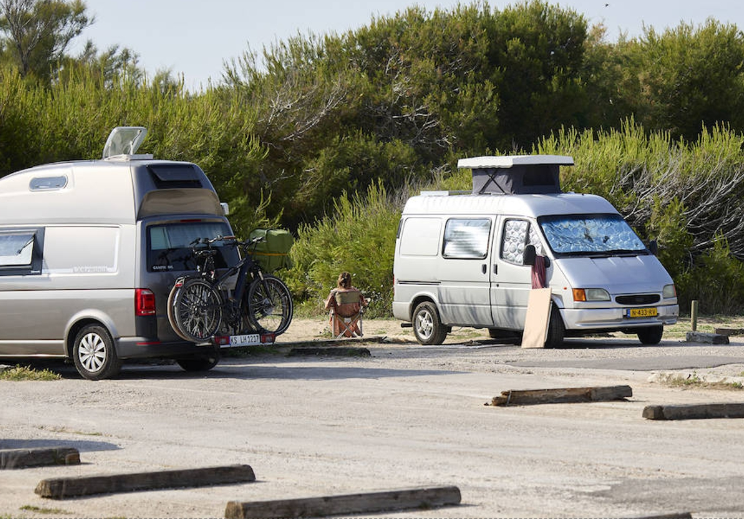 Ropa tendida en El Saler: las autocaravanas vuelven al parque natural