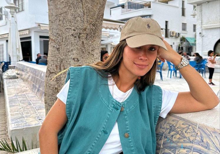 Imagen principal - Arriba, María Pombo con gorra, una de las tendencias del verano. Abajo, un collar de perlas de Creu y un cinturón joya de Natalia Frigenti.