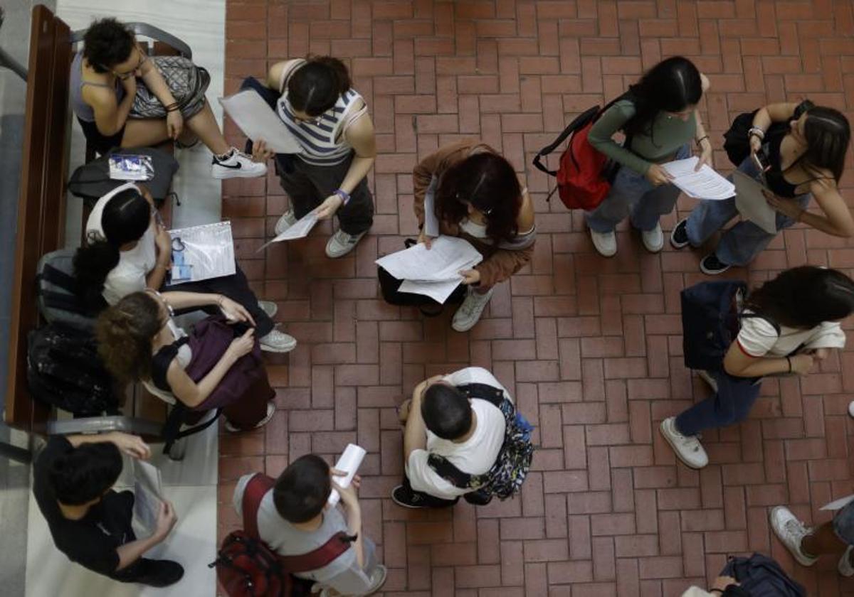 Alumnos que están realizando los exámenes de la PAU.