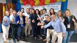 Los miembros del PP de Tavernes celebran la victoria electoral del 28de mayo.